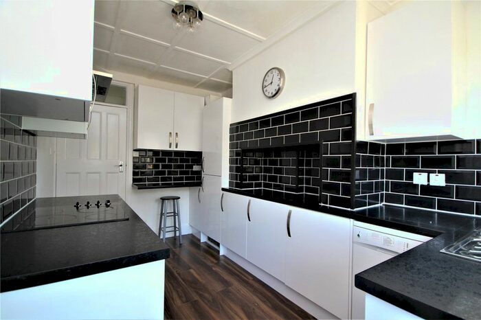 3 Bedroom Flat To Rent In Christchurch Road, Worthing, West Sussex, BN11