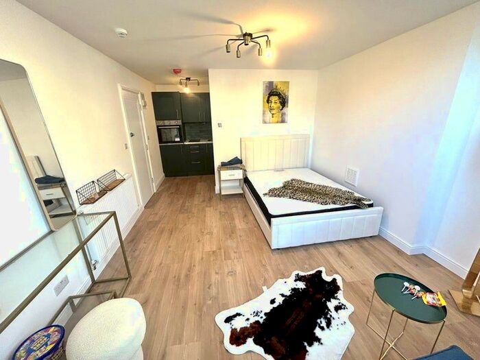 Studio To Rent In Finsbury Park Road, London, N4