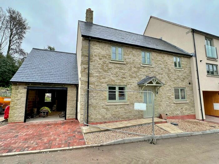 4 Bedroom End Of Terrace House To Rent In Mill Lake, SP8