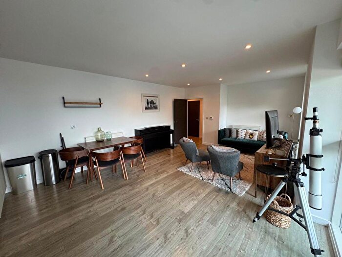 3 Bedroom Flat To Rent In Purbeck Gardens, London, SE26