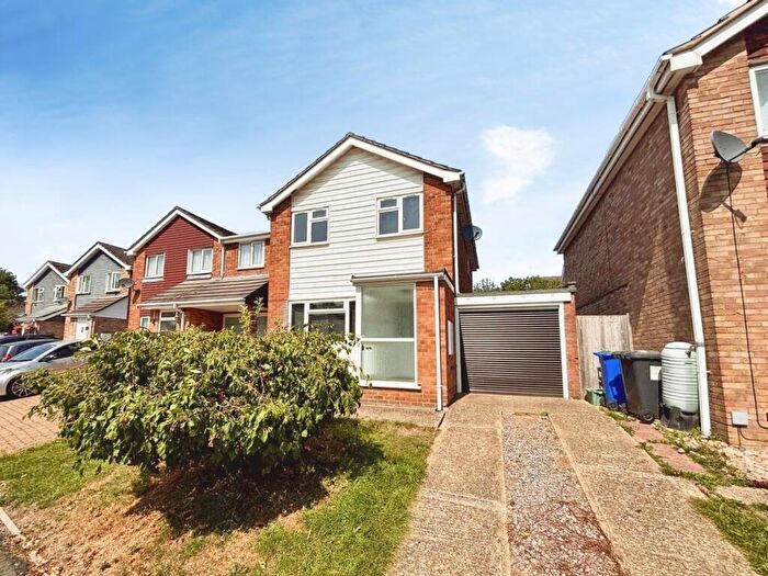 3 Bedroom Detached House For Sale In Bramshott Drive, Hook, Hampshire, RG27