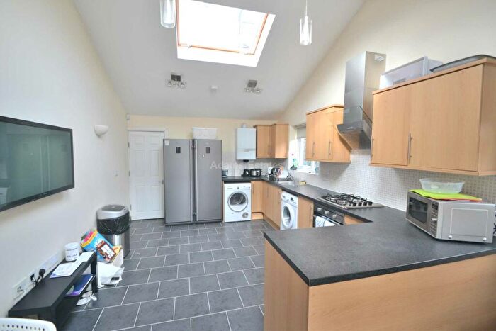 6 Bedroom Semi-Detached House To Rent In Culver Road, Reading, RG6