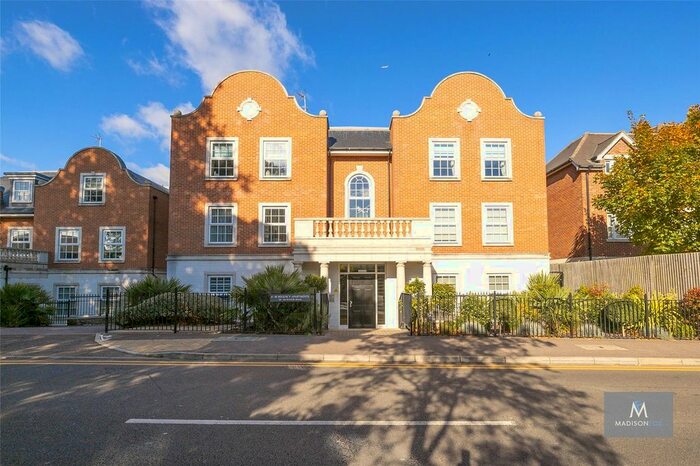 4 Bedroom Flat To Rent In Manor Road, Chigwell, Essex, IG7