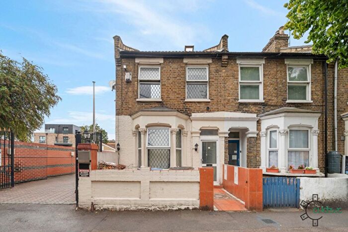 5 Bedroom Semi-detached House For Sale In Acacia Road, Leytonstone, London, E11