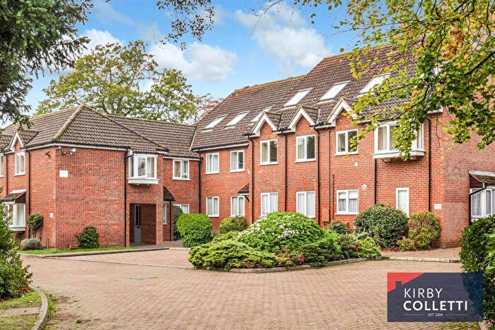 2 Bedroom Flat For Sale In Yewlands, Hoddesdon, EN11