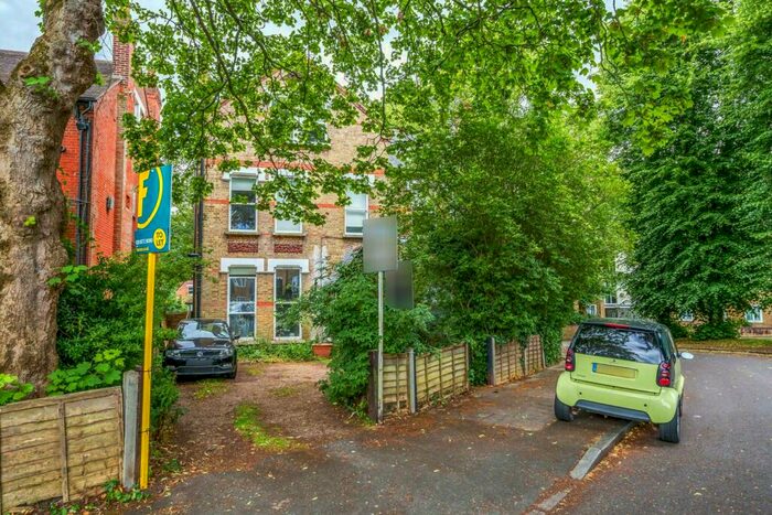 2 Bedroom Flat To Rent In Border Crescent, Crystal Palace, London, SE26