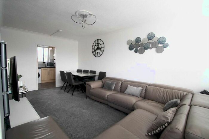 3 Bedroom Flat To Rent In St Matthew`S Road, London, SW2