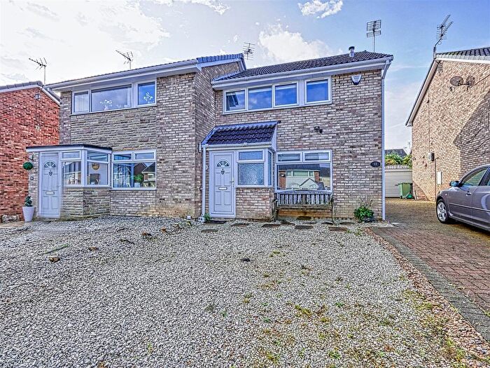 3 Bedroom Semi-Detached House To Rent In Cornwall Drive, Grassmoor, Chesterfield, Derbyshire, S42