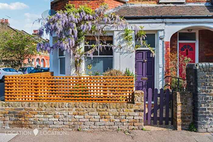 2 Bedroom Flat For Sale In Windus Road, London, N16