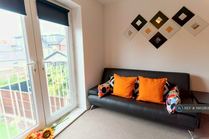 2 Bedroom Flat To Rent In Off Carlyle Road, Nottingham, NG2