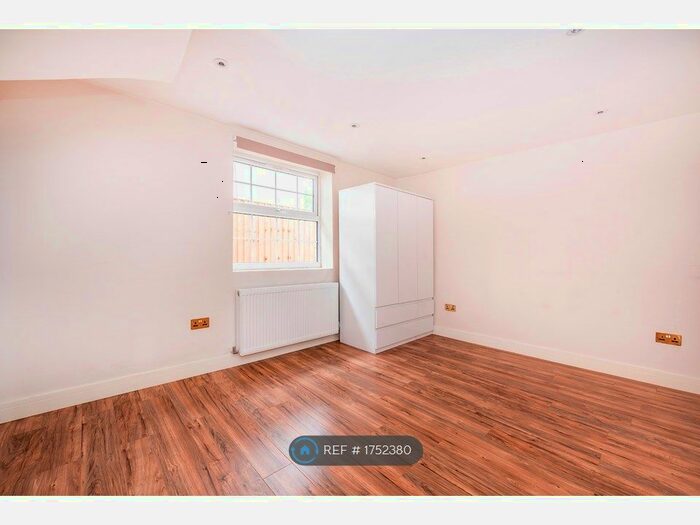 3 Bedroom Flat To Rent In Saxon Drive, London, W3