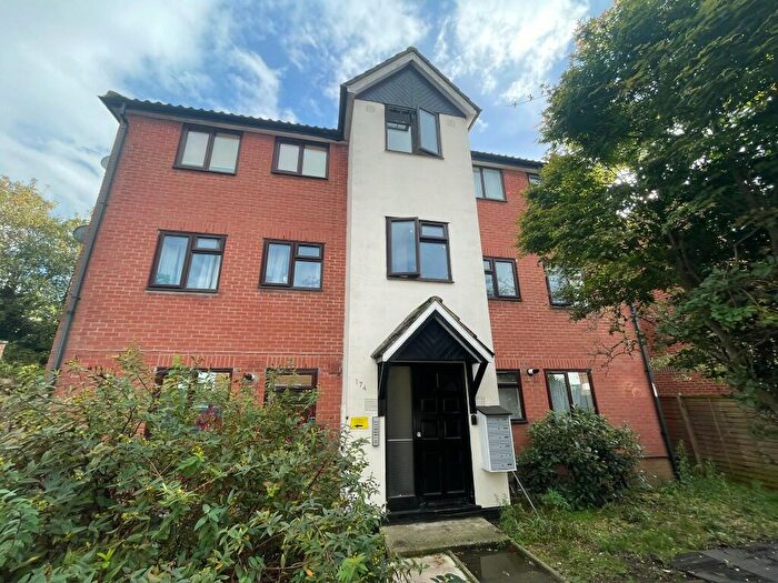 2 Bedroom Flat To Rent In New North Road, Ilford, London, IG6