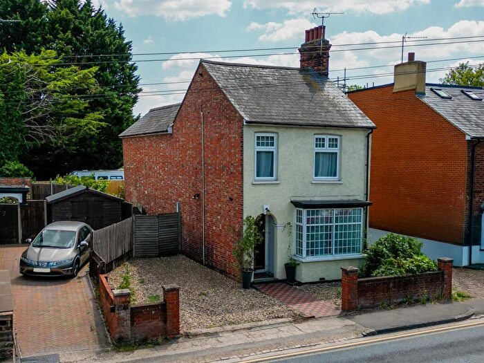 3 Bedroom Detached House For Sale In Stoke Road, Aylesbury, HP21