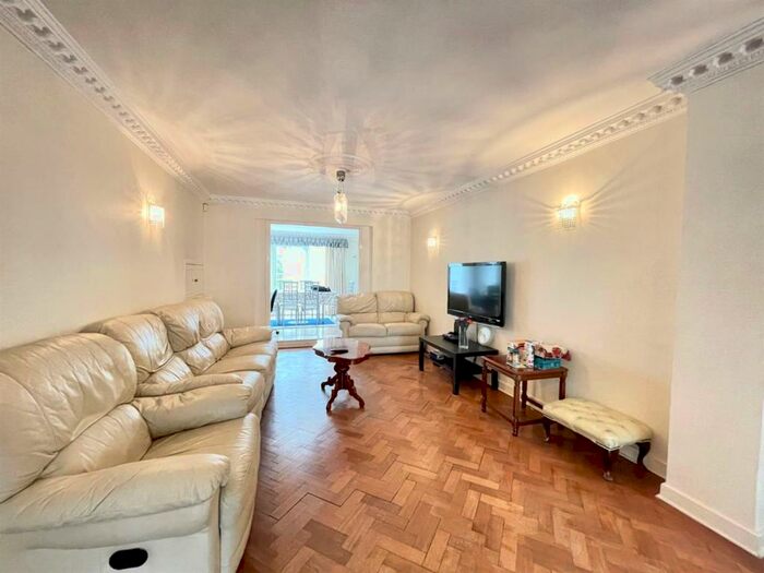 4 Bedroom Detached House To Rent In Hendon Avenue, Finchley, London, N3