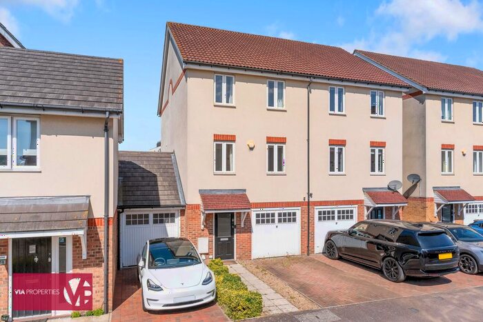 4 Bedroom Town House To Rent In Robinia Road, Broxbourne, EN10