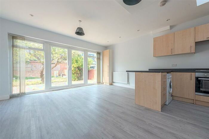 3 Bedroom Apartment To Rent In Dewsbury Road, London, NW10