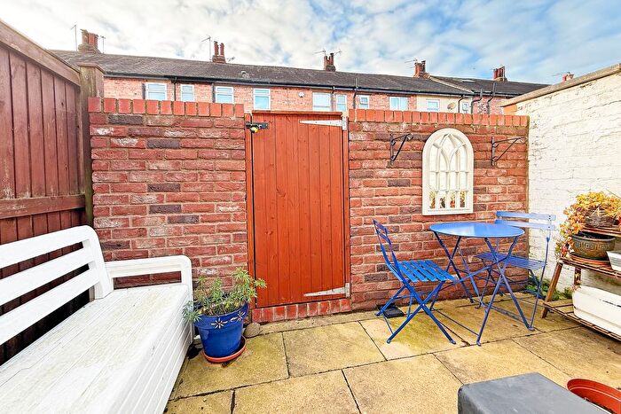 2 Bedroom Terraced House For Sale In Hookstone Avenue, Harrogate, HG2