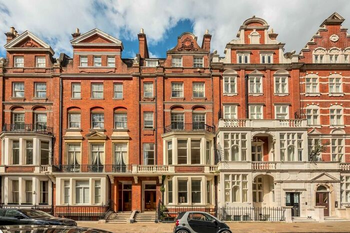2 Bedroom Flat To Rent In Cadogan Square, London, SW1X