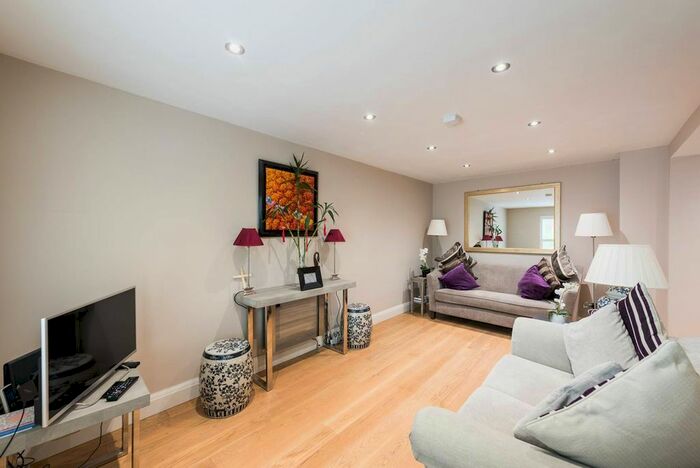 3 Bedroom Property To Rent In Winchester Street, Pimlico, London, SW1V