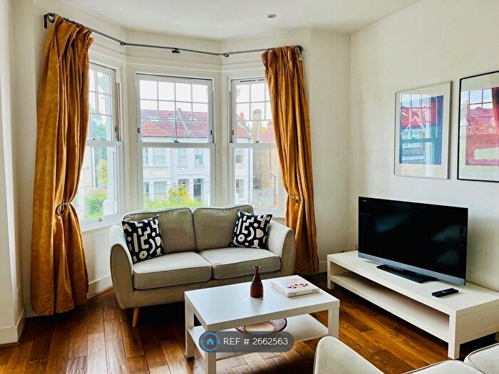 2 Bedroom Flat To Rent In Queens Road, London, SW19