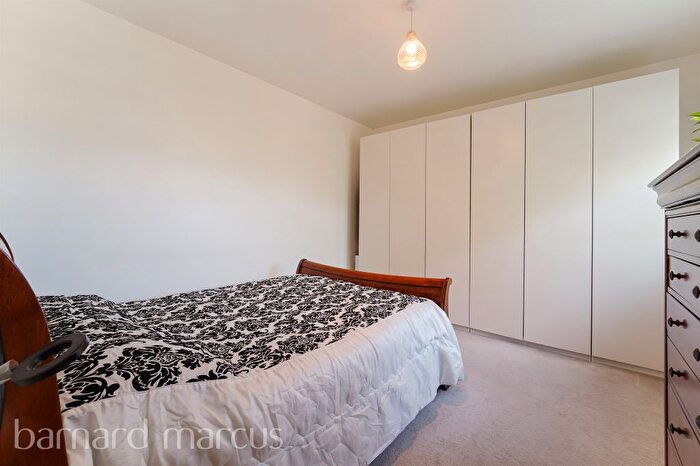 2 Bedroom Flat For Sale In Chambers Park Hill, London, SW20