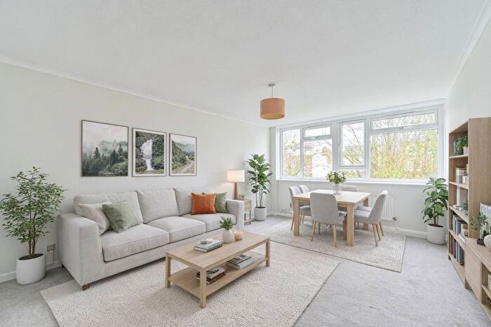 1 Bedroom Flat For Sale In Chatham Road, Between The Commons, London, SW11