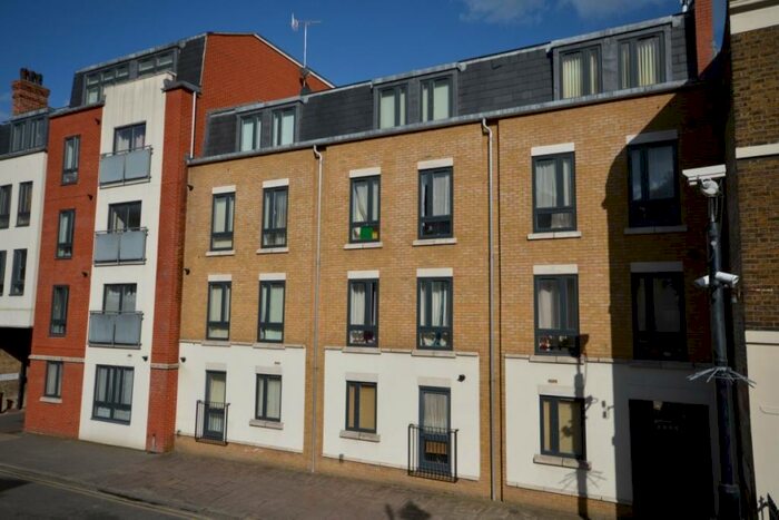 2 Bedroom Flat To Rent In High Street, Rochester, Kent, ME1