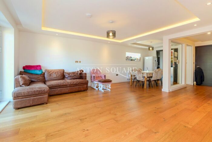 3 Bedroom Flat To Rent In Parson Street, London, NW4