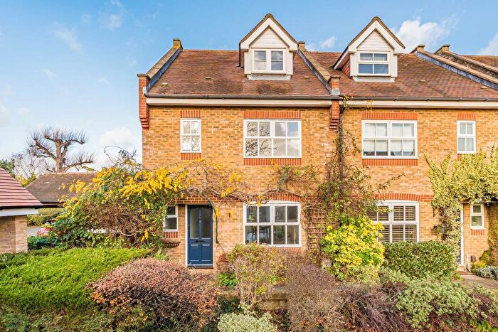 4 Bedroom Semi Detached House For Sale In Thames Street, Sunbury-On-Thames, TW16