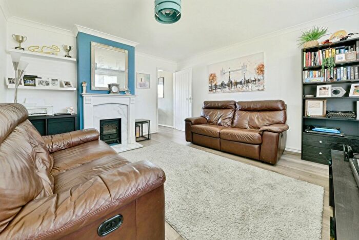 3 Bedroom Terraced House For Sale In Telford Avenue, Stevenage, Hertfordshire, SG2