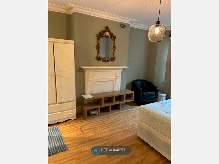 Studio To Rent In Glazbury Road, London, W14
