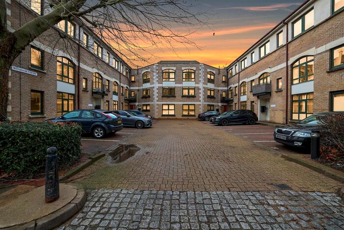 2 Bedroom Flat For Sale In Corner Hall, Hemel Hempstead, HP3