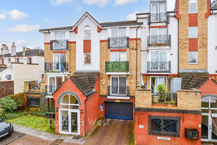 2 Bedroom Apartment For Sale In Montana Gardens, Sutton, Surrey, SM1