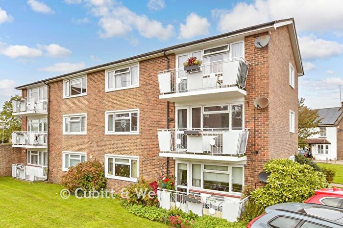 2 Bedroom Flat For Sale In Hardy Close, Horsham, West Sussex, RH12