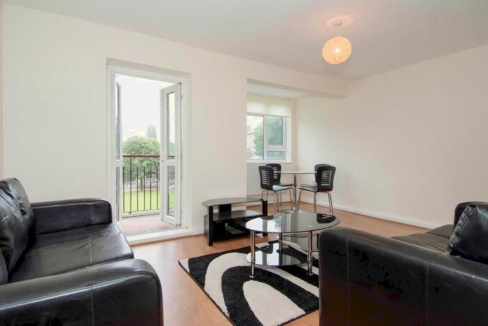 4 Bedroom Flat To Rent In Chobham Gardens, Southfields, SW19