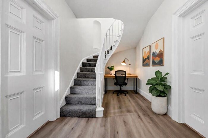 2 Bedroom Flat To Rent In New Cross Road, London, SE14