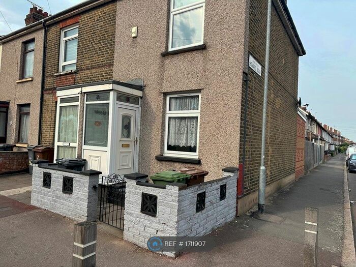 2 Bedroom End Of Terrace House To Rent In King Edward Road, London, IG11