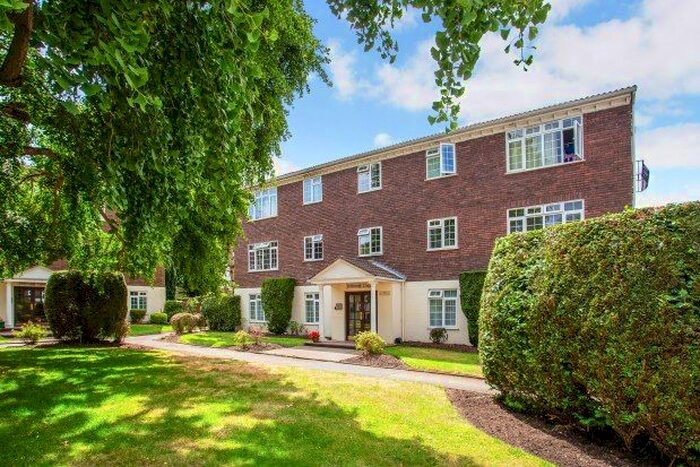 1 Bedroom Flat To Rent In Hillcrest, Weybridge, KT13