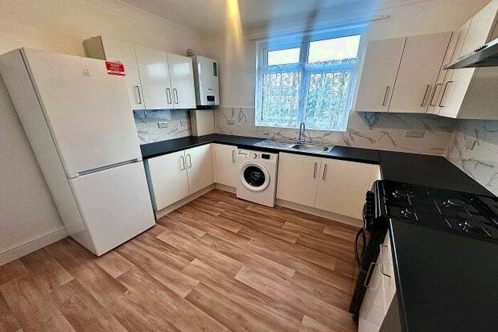 4 Bedroom Flat To Rent In Avery Gardens, Ilford, IG2