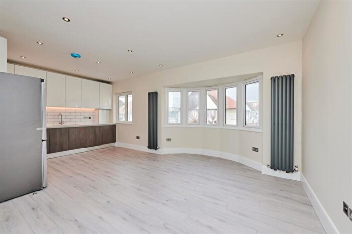 2 Bedroom Flat To Rent In Clifton Gardens, Temple Fortune, NW11