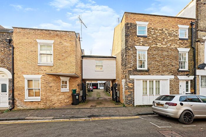 2 Bedroom Flat To Rent In Queens Gardens, Dover, CT17