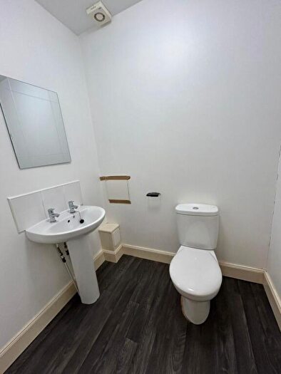 3 Bedroom Flat To Rent In (Flat Fr) Nethergate, West End, Dundee, DD1