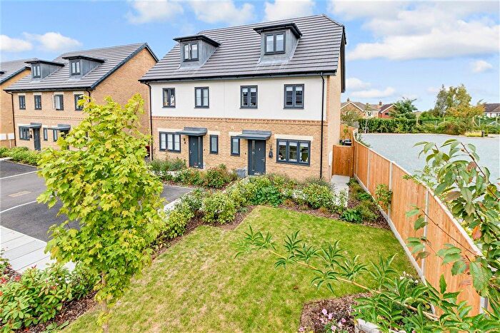 3 Bedroom Town House For Sale In Charcott Close, Rainham, Gillingham, Kent, ME8