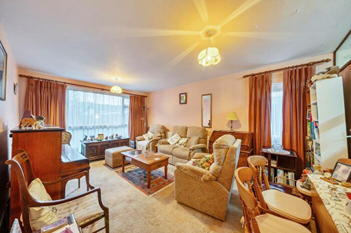 2 Bedroom Flat For Sale In Stratton Close, Edgware, HA8