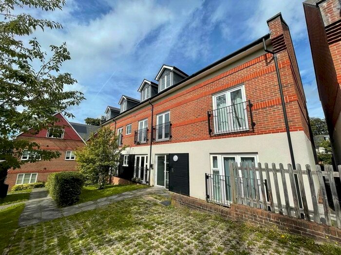 2 Bedroom Flat To Rent In Weatherill Close, Guildford, Surrey, GU1