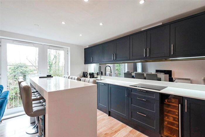 2 Bedroom Flat For Sale In Grove Road, Hitchin, Hertfordshire, SG4