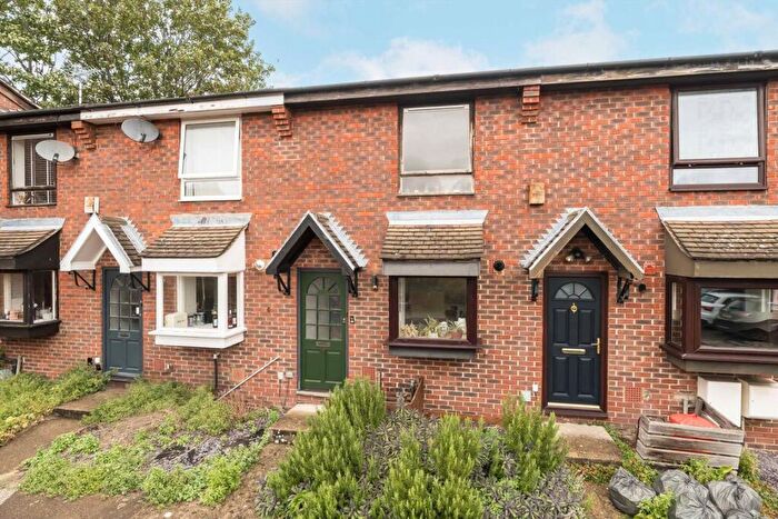 2 Bedroom House For Sale In Linnet Mews, Balham, SW12