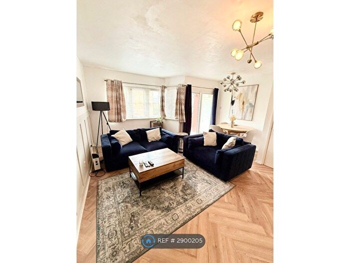 3 Bedroom Maisonette To Rent In Lockton Close, Manchester, M1