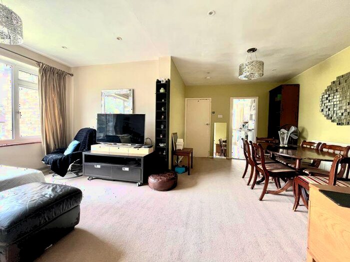 2 Bedroom Flat To Rent In Hainault Road, Leytonstone, E11