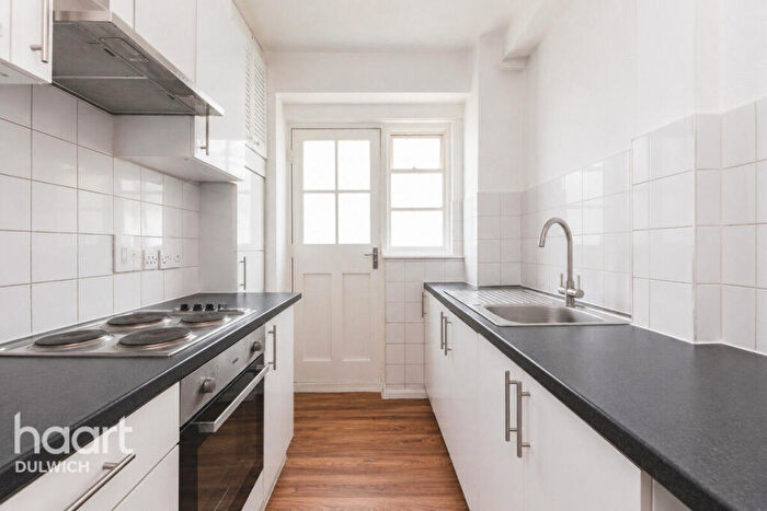 2 Bedroom Flat For Sale In Lordship Lane, London, SE22